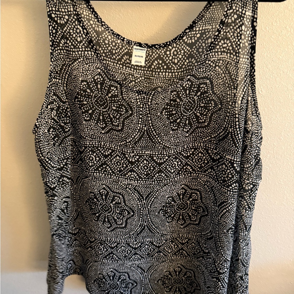 Women's Black and White Patterned Top